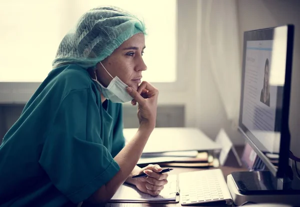 Médico Trabalhar Num Hospital Fotos De Bancos De Imagens