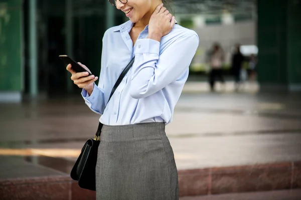 Uma Mulher Alegre Usando Telefone Fotos De Bancos De Imagens Sem Royalties