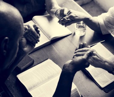 Bir grup insan ibadet inanıyorum dua elele
