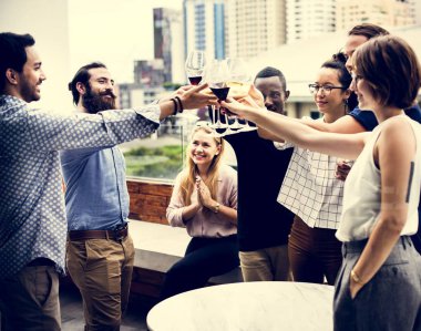 tezahürat ve kutlama genç hipster arkadaşlar