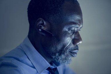 Afrika kökenli Amerikalı işadamı kulaklık ile yan görünüm