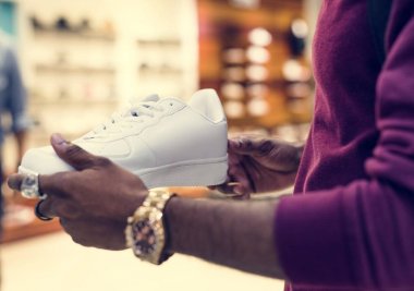 Afrika adam beyaz spor ayakkabı holding