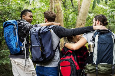 bir grup insan bir ormanda yürüyüş