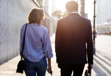 Kaldırımda yürüyen Çift