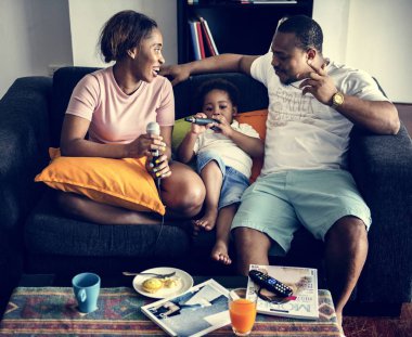 Siyah aile şarkı karaoke keyfini çıkarın