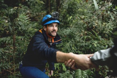 El el yardım tutarak