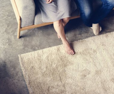 Oturma odası koltuk, halı, bacaklarına oturan insanlar Resim kırpılmış 