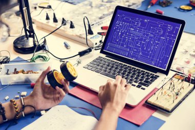 Bilgisayar laptop gösteren elektronik devre desen