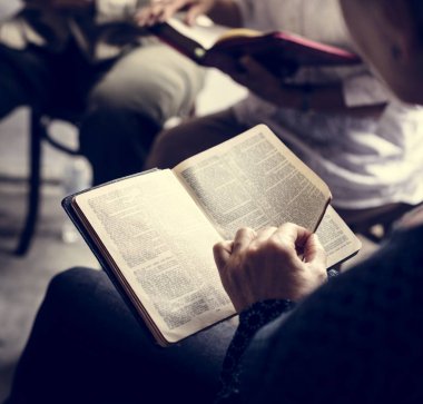 Grup Hıristiyanlık insanların birlikte İncil okuma