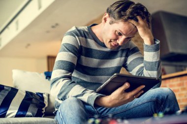 Adam endişeli duygu tablet kullanma ile 