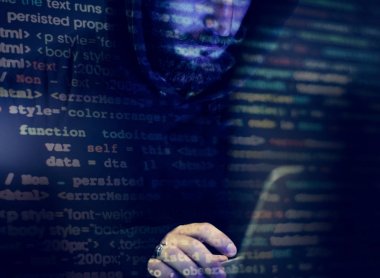 bilgisayar siber suç üzerinde çalışan hacker adam