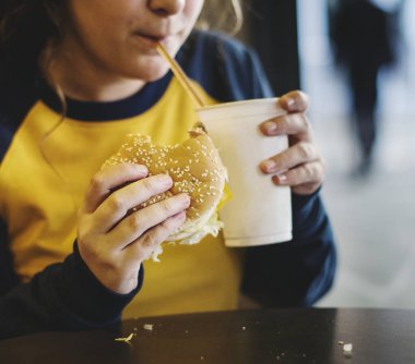 Genç kız hamburger obezite kavramı yeme yakın çekim