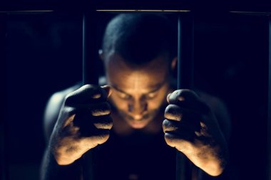 Afrika asıllı adam hapishane hücresinde