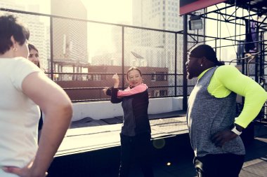 Fitness salonunda egzersiz insanlar