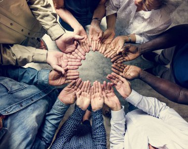 Grup çeşitli eller daire destek birlikte ekip çalışması hava görünümünü palms