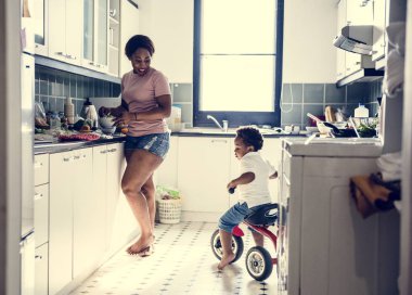 Siyah çocuk binicilik bisiklet mutfakta