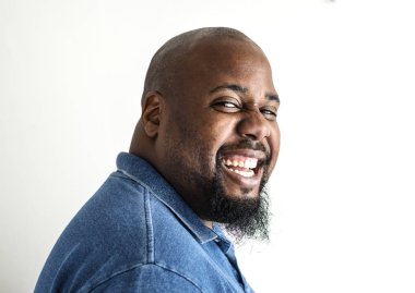 Siyah adam beyaz arka plan üzerinde izole portresi 