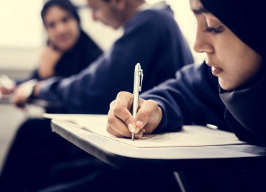 sınıf, eğitim çeşitli Müslüman çocukların yakın çekim bir kağıda yazı kız 