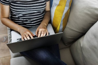 Dizüstü evde kullanan kişi