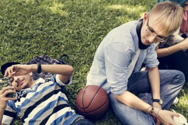 Bir grup genç insan birlikte takılmak