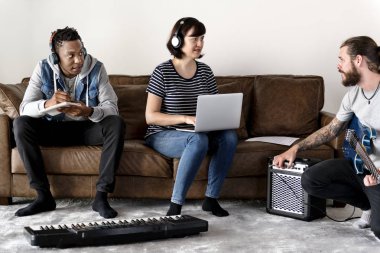müzik grubu prova gitar ve klavye, şarkı mı yazıyorsun Oda sahip 