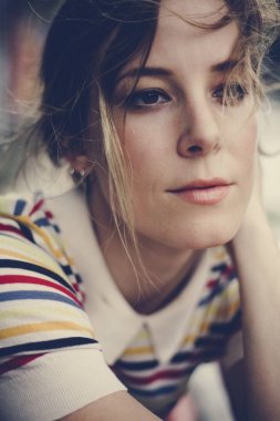 Genç kafkas kadın rahatlatıcı dışarıda