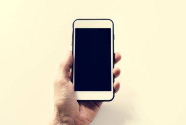 Arka plan üzerinde izole smartphone tutan el