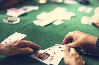 İnsanlar iskambil kartları yeşil casino masa grubu 