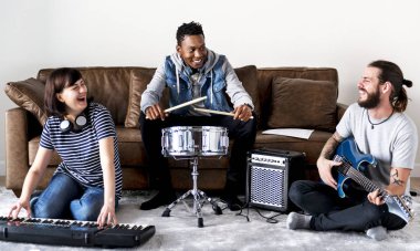 müzikal grup davul, gitar ve klavye ile odada prova sahip 