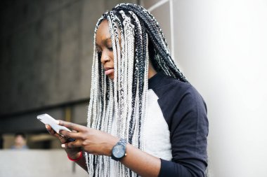 cep telefonu tutan dreadlocks ile siyah kadın