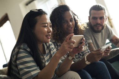 Cep telefonunda oyun oynama çeşitli Arkadaş grubu