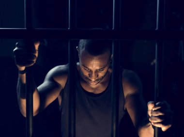Afrika adam tutuklama, hapse kafes içinde adam 
