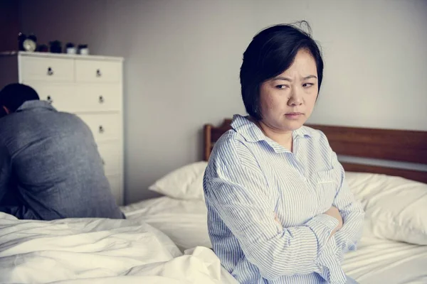 Een Boos Vrouw Een Kamer Met Bed — Stockfoto