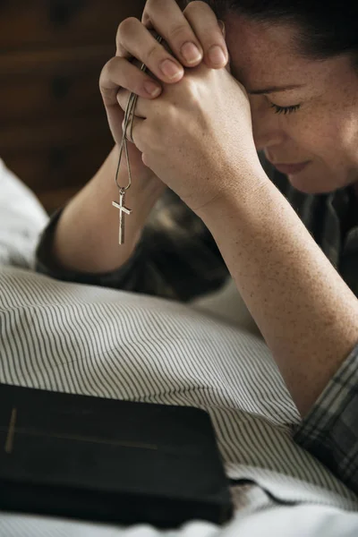 Woman Praying Bedroom — Stock Photo, Image