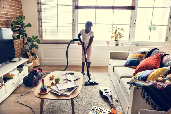 Young Teen Girl Vacuuming House — Stock Photo, Image