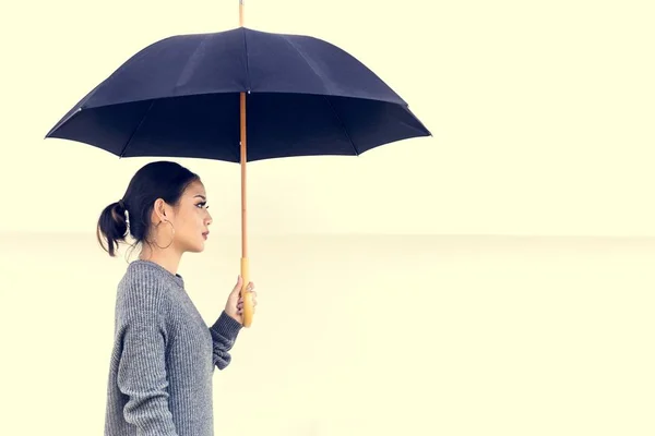 Zijaanzicht Van Aziatische Vrouw Met Paraplu — Stockfoto