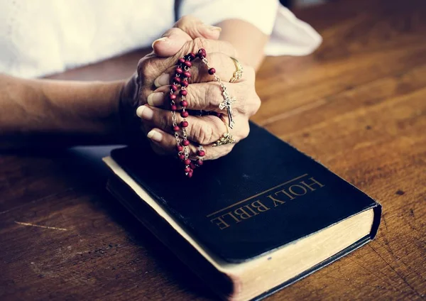 Oración Manos Sobre Biblia Religión Cristiana —  Fotos de Stock