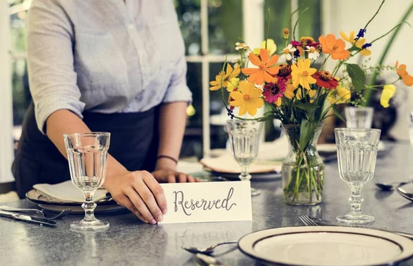 Wanita Menghias Meja Kafe Dengan Bunga Segar Dan Kartu Cadangan — Stok Foto