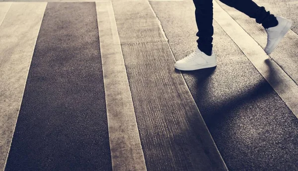 男子穿着白色运动鞋在路上 — 图库照片