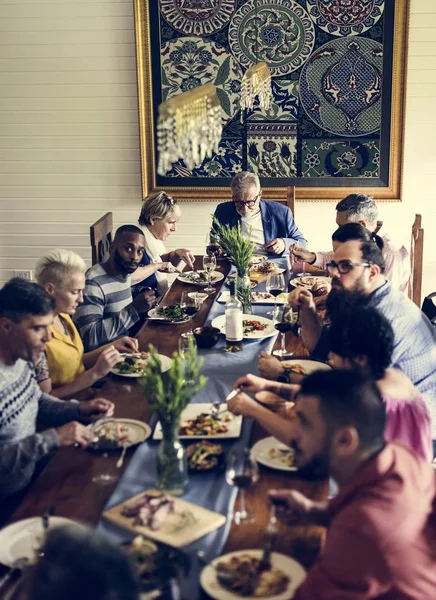 Gruppe Unterschiedlicher Freunde Isst Gemeinsam Abend — Stockfoto