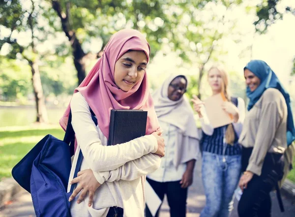 Meninas Escola Rindo Menina Muçulmana Parque — Fotografia de Stock