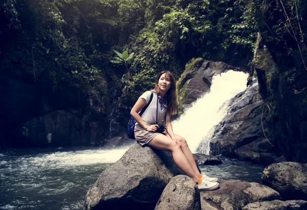 Mulher Asiática Desfrutando Uma Viagem Livre — Fotografia de Stock