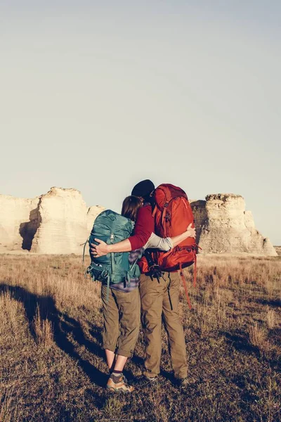 Caminhadas Casal Juntos Deserto — Fotografia de Stock