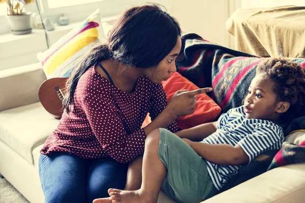 Mamma Pekar Och Skyller Sin Son — Stockfoto