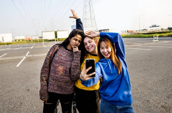 Ragazza Amici Sorridente Prendendo Selfie Insieme — Foto Stock