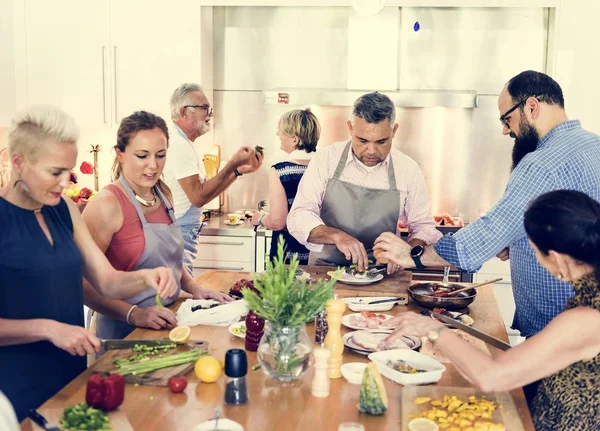 Grupo Amigos Estão Cozinhando Cozinha — Fotografia de Stock