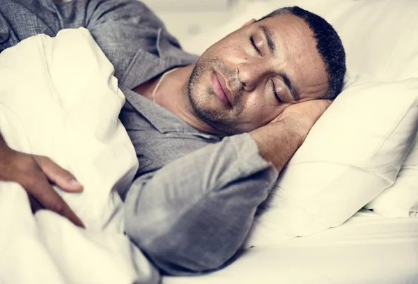 Hombre Durmiendo Una Cama —  Fotos de Stock