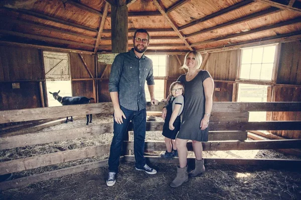 一个高加索家庭一起在农场里消磨时间 — 图库照片