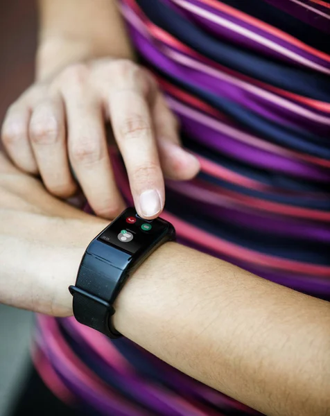 Mulher Ativa Usando Dispositivo Digital Smartwatch — Fotografia de Stock