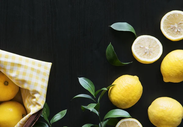 黒の背景に新鮮な黄色のレモン — ストック写真